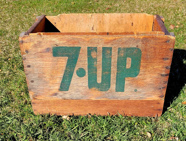 7 Up Vintage Wooden Crate in Arts & Collectibles in Kawartha Lakes - Image 2