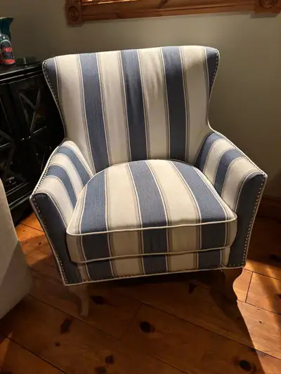 2 accent chairs identical 2 Fauteuils d'appoints identiques, View more