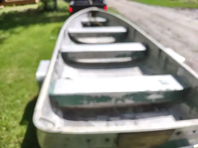 14' aluminum fishing boat in Powerboats & Motorboats in Winnipeg - Image 2