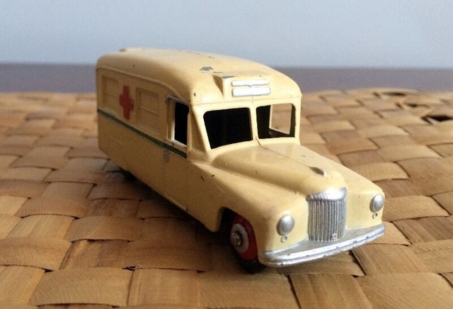 DINKY TOY DIECAST #30H (#253) DAIMLER AMBULANCE ~MECCANO 1954-58 in Arts & Collectibles in Winnipeg - Image 3