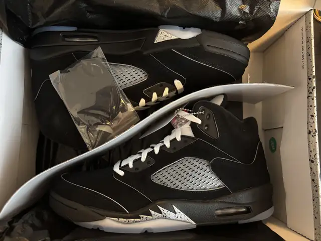 Jordan 5 Black Metallic Reimagined size 10.5 in Men's Shoes in City of Toronto - Image 2