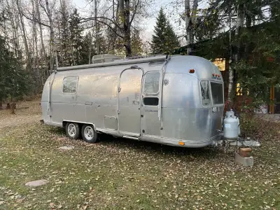 Selling our 1972 Airstream Land Yacht Trade Wind. This is a 25’ trailer, bought as a project but sel...