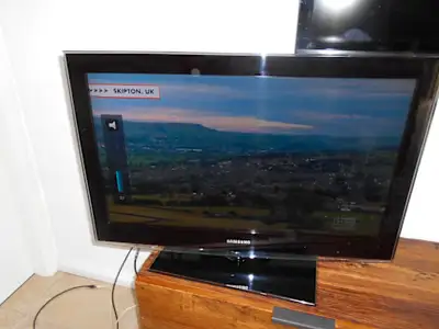 TV Samsung LCD 32in HDTV with remote, View more