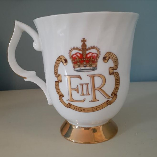 Canadian Superior Queen Elizabeth II Silver Jubilee cup mug in Arts & Collectibles in Markham / York Region - Image 2