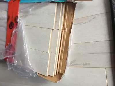 Garantie résidentiel de 35 ans Seulement une panneau ( 3 lattes) manquante ds une des boites. Total...