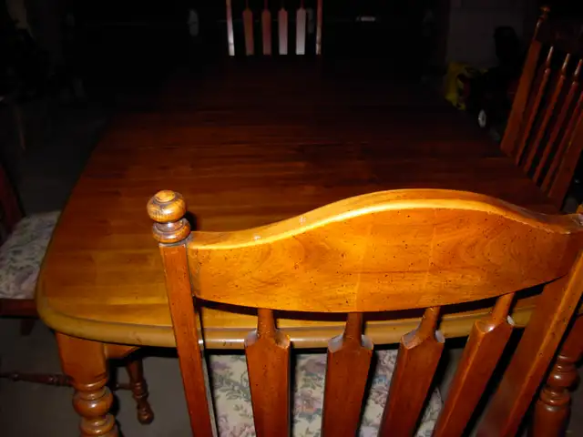 Solid wood dinning table and 4 chairs in Dining Tables & Sets in City of Toronto - Image 2