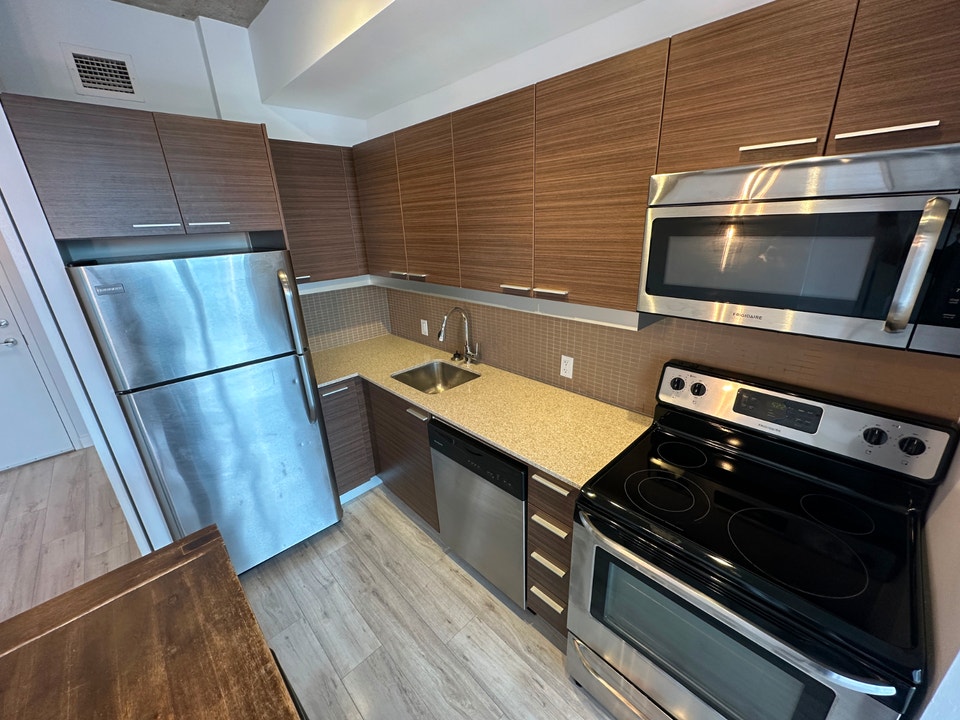 1 BED + DEN w/STORAGE (Parking available) 4