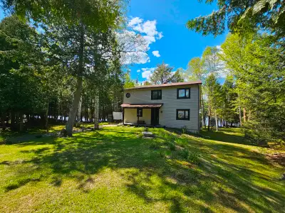 Située sur la convoitée Pointe-Manitou et au bord du Gand Lac Nominingue, cette belle maison, rénové...
