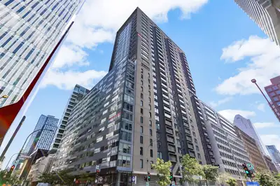 Modern apartment for rent in downtown Montréal. Parking included. Featuring 2 bedrooms, a bright liv...