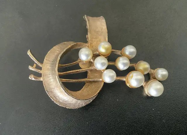Vintage Ribbon Bow Gold Tone Brooch W/Faux Pearls in Jewellery & Watches in City of Montréal - Image 4