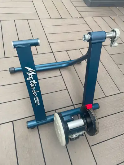 Indoor folding bike trainer Lightly used, adjustable Great condition Pickup in Capilano