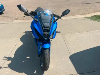 2025 Suzuki GSX 8R 600 km warranty in place until July 2026. Tank protector and knee grips, New Rage...