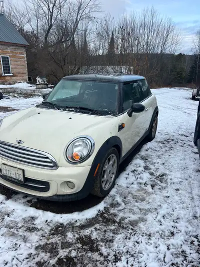 2013 mini Cooper with 144 000km new brakes front and back new alternator , new battery ,good on gas...
