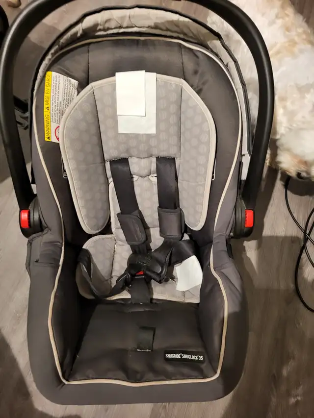 Baby car seat/perfect for newborn.Gently used but like new in Strollers, Carriers & Car Seats in Edmonton - Image 5