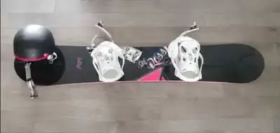 Snowboard en bon état, bonne marque, avec le casque de protection. Soyez prêt pour commencer la sais...
