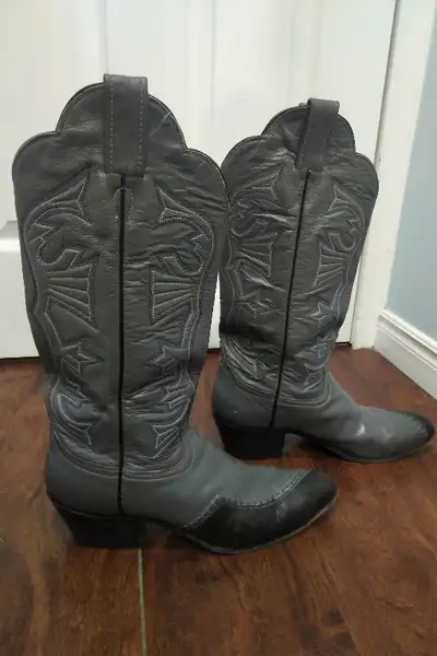Woman's Leather Cowboy Boots Size 7 Shediac N.B., View more