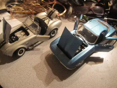 Selling a collectible Maisto metal diecast car.automobile 1/18 scale , One 1965 blue corvette specia...