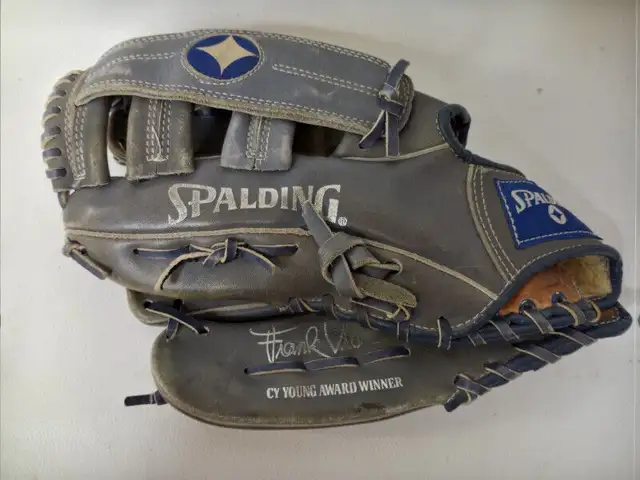 Vintage Blue Spalding Frank Viola Cy Young Baseball Glove in Arts & Collectibles in Kitchener / Waterloo - Image 2