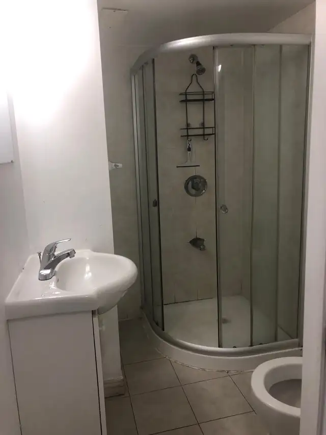 Room for rent - York University in Room Rentals & Roommates in City of Toronto - Image 4
