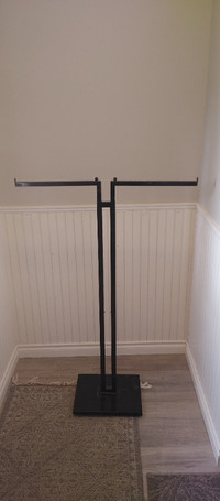 Adjustable clothing rack