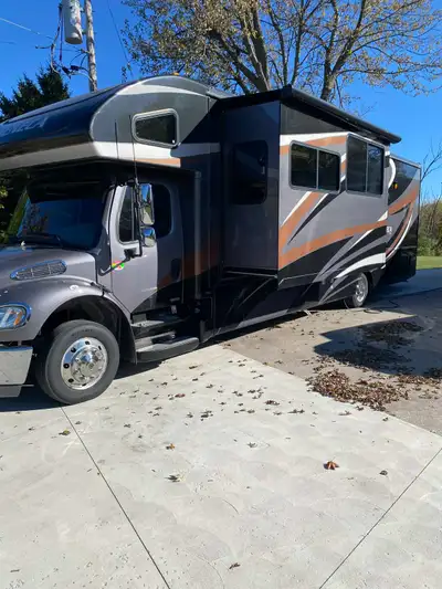 2012 Jayco Seneca FS37 King bed, Queen bunk, twin bunks, pull out couch. Washer/dryer. New tires all...