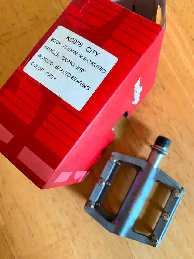 Like new high quality pedals, flat and clipless/combine62863284643586128