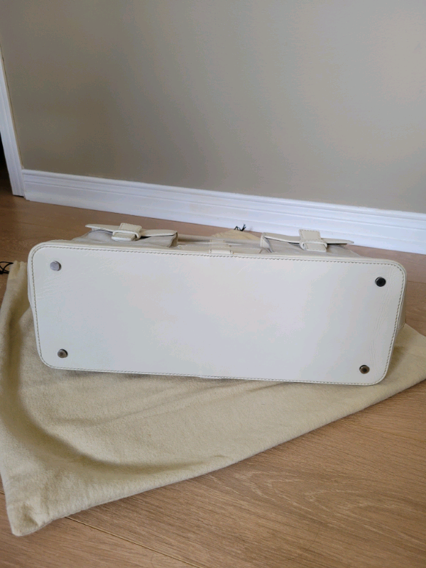 Authentic Burberry Haymarket handbag in Women's - Bags & Wallets in Mississauga / Peel Region - Image 4