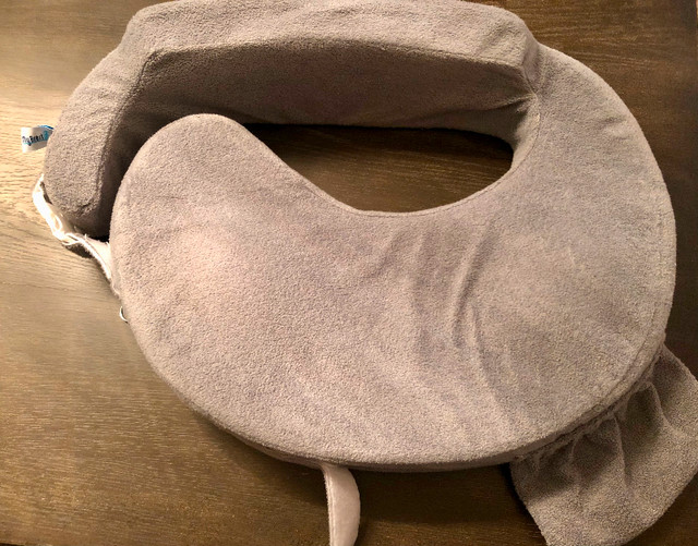 My Brest Friend Super Deluxe Nursing Pillow in Feeding & High Chairs in City of Toronto