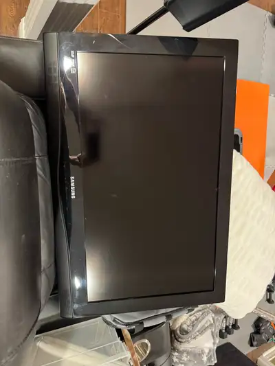 Samsung 32 inch and wallmount, View more