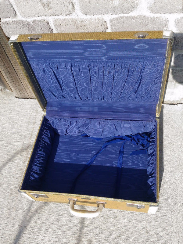 Vintage Eatonia Suitcase by Eaton Co of Canada in Arts & Collectibles in Norfolk County - Image 3