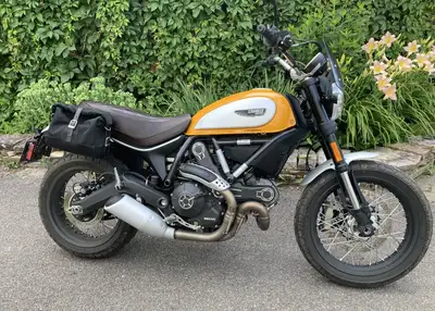 Petite moto avec très peu de kilométrage Kit de valises souples Petit déflecteur Dart Entretien comp...