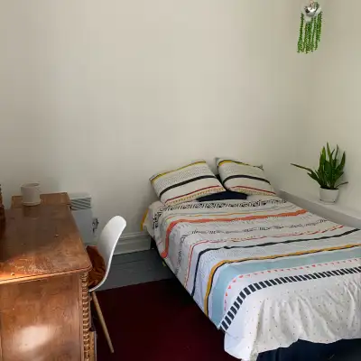 Chambre a louer tout meuble dans grand 5 1/2 sur le plateau mont-Royal. Chambre ensoleillée..Lit dou...