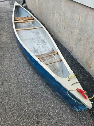 Canoe en ABS avec du vécu mais toujours solide Il flotte et peut encore servir Je suggère pour un ch...
