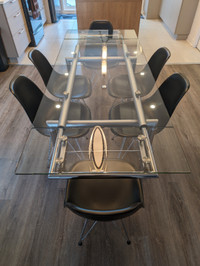 Table de salle à manger en verre avec chaises
