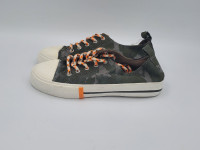 Boys camouflage shoes size 13 brand new / souliers garçons neuf