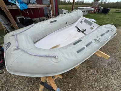 Three person boat Everything works Come with three paddles Make me an offer