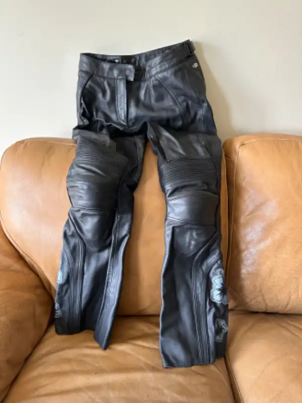 Full motorcycle gear set - women plus unisex Shoei RF1000 helmet in Other in Kawartha Lakes - Image 9