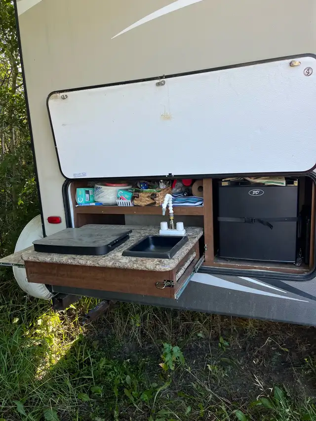 2017 Keystone 5th Wheel in Travel Trailers & Campers in Lloydminster - Image 4
