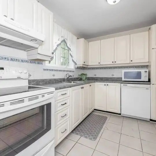 Private room for rent in 5 bed 2 bath house in Gloucester. in Room Rentals & Roommates in Ottawa - Image 5