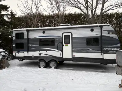 Je vends ma roulotte Springdale 260LE, une roulotte de voyage spacieuse et confortable idéale pour l...