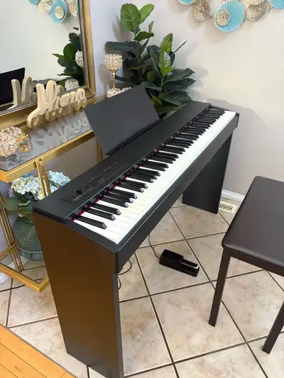 ROLAND PIANO 88 WEIGHTED KEYS IN AMAZING CONDITION , View more