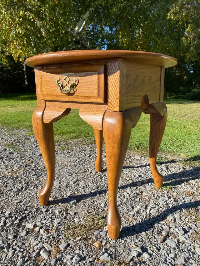Vintage T&J Furniture Oak Side / End Table (CAN DELIVER)