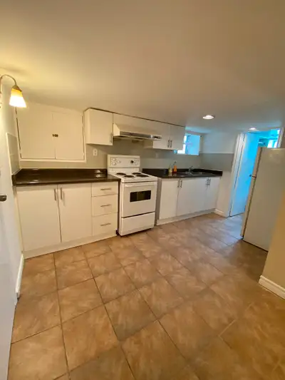 Spacious 1 Bedroom Basement Apartment – Utilities Included
