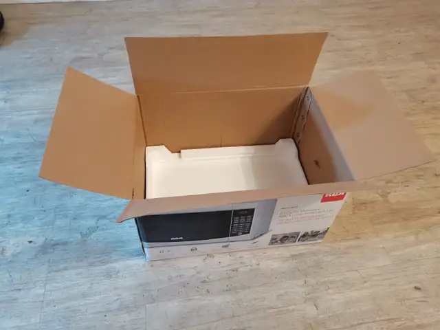 brand new RCA microwave white 700w62863285493506123