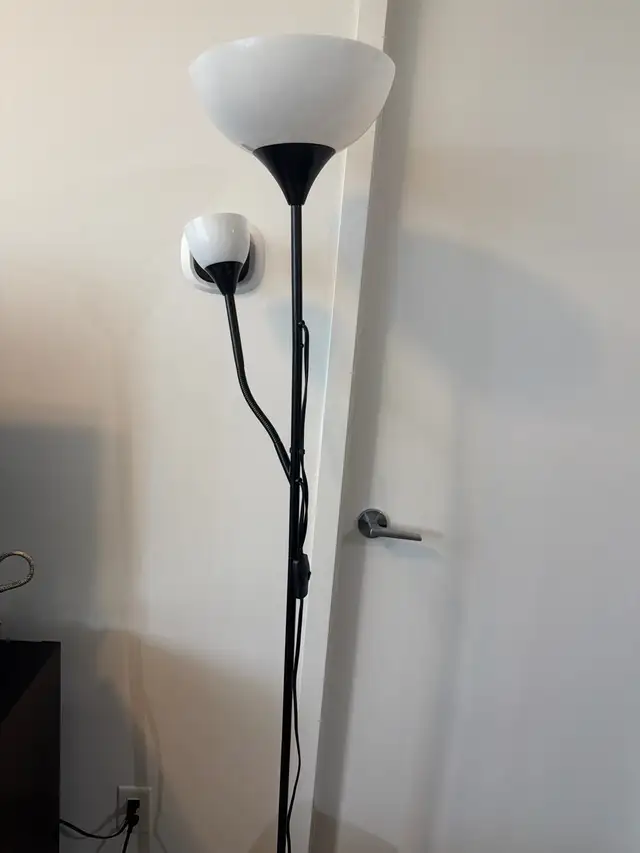 Floor Lamp in Indoor Lighting & Fans in Oshawa / Durham Region - Image 3