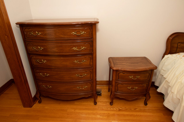 Bedroom Set - 6 piece - Queen in Dressers & Wardrobes in St. Catharines - Image 2
