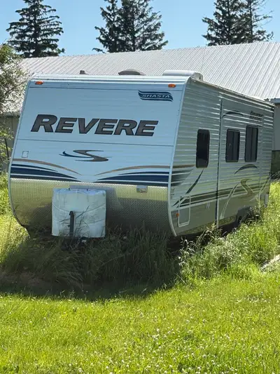 2012 Shasta Revere 26TBQB travel trailer. It has a spacious layout and is ideal for creating lasting...