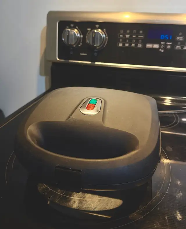 Mainstays 2-in-1 Waffle & Sandwich Maker (Ceramic Nonstick) in Toasters & Toaster Ovens in Mississauga / Peel Region - Image 3