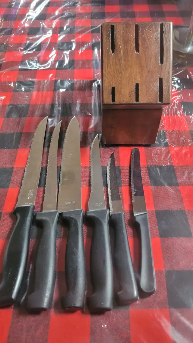 KNIFE BLOCK PRICE FIRM CASH ONLY KELLIGREWS in Other in St. John's - Image 5