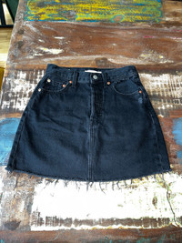 Levi's aritzia ribcage denim skirt black size 26 worn twice 